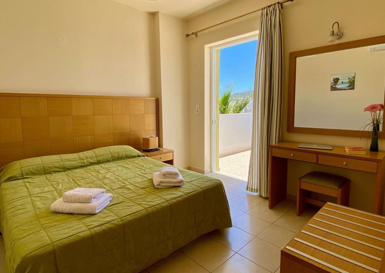 Manolis Apartments Плакиас Екстериор снимка