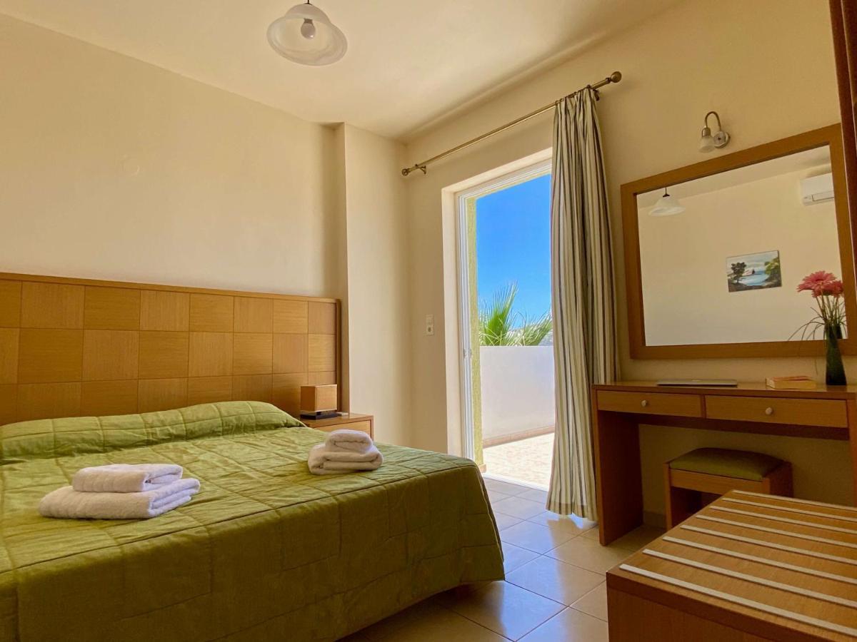 Manolis Apartments Плакиас Екстериор снимка