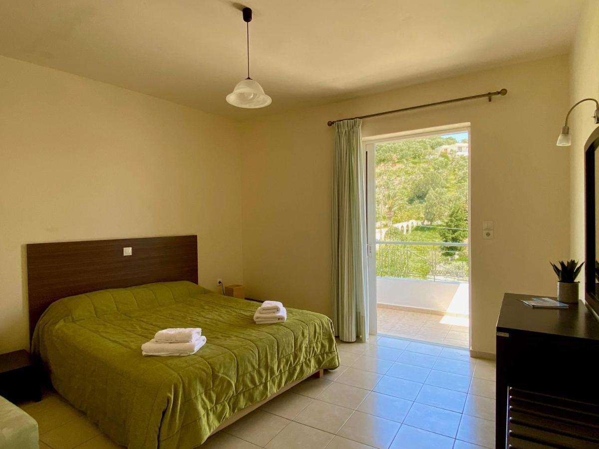 Manolis Apartments Плакиас Екстериор снимка