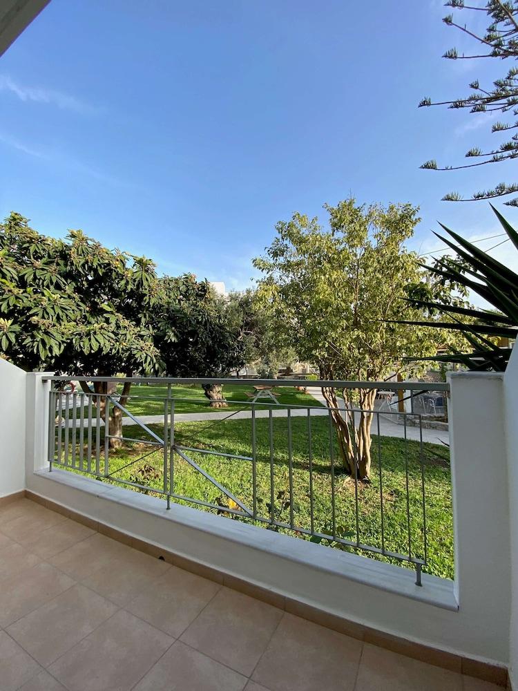 Manolis Apartments Плакиас Екстериор снимка
