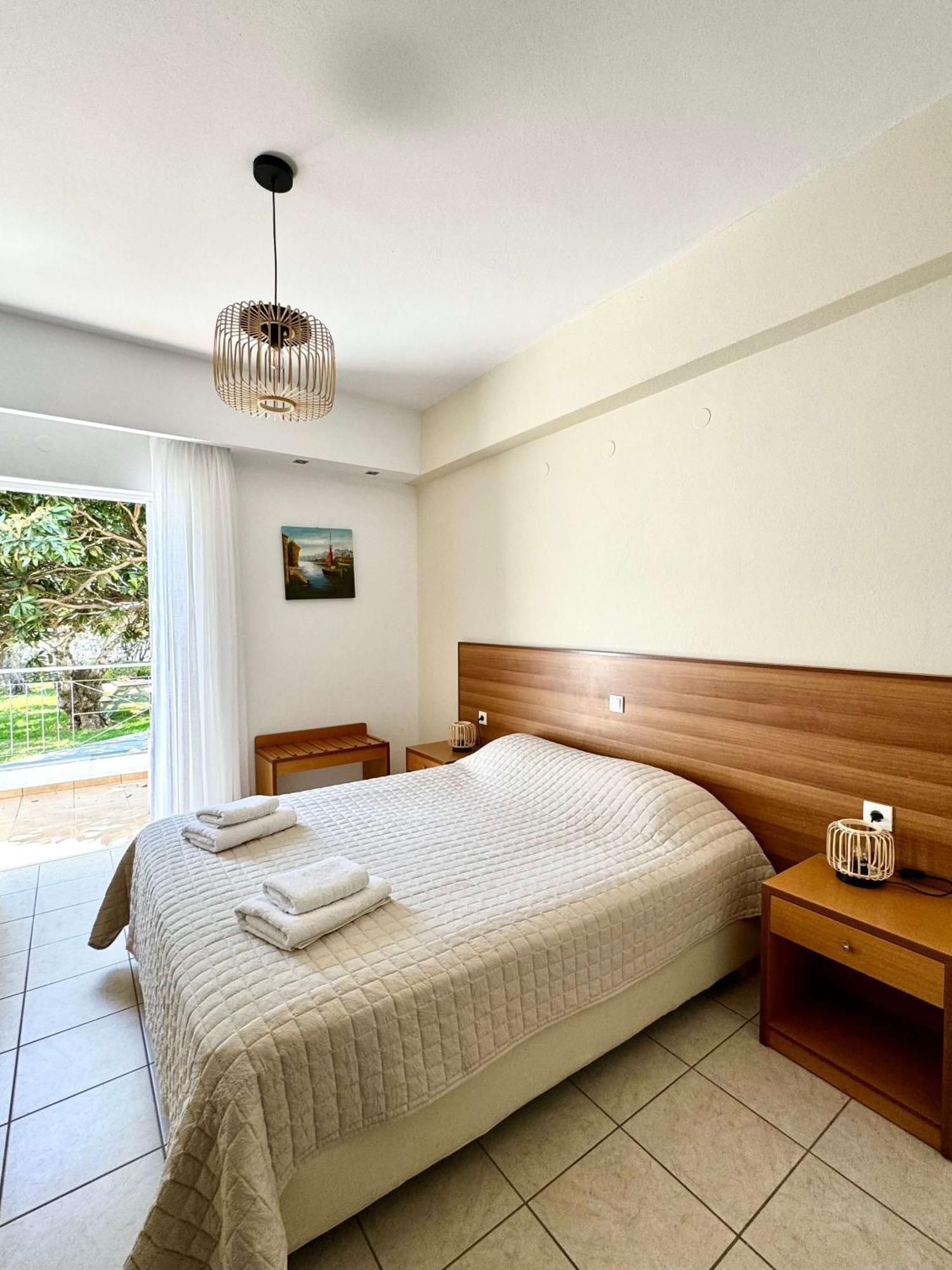 Manolis Apartments Плакиас Екстериор снимка