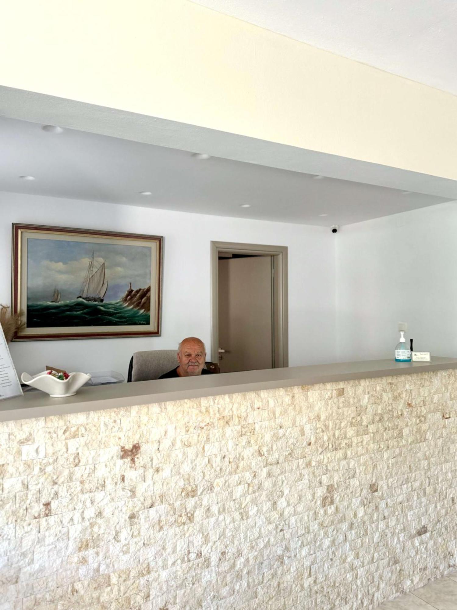 Manolis Apartments Плакиас Екстериор снимка