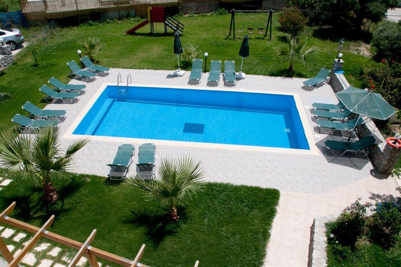 Manolis Apartments Плакиас Екстериор снимка