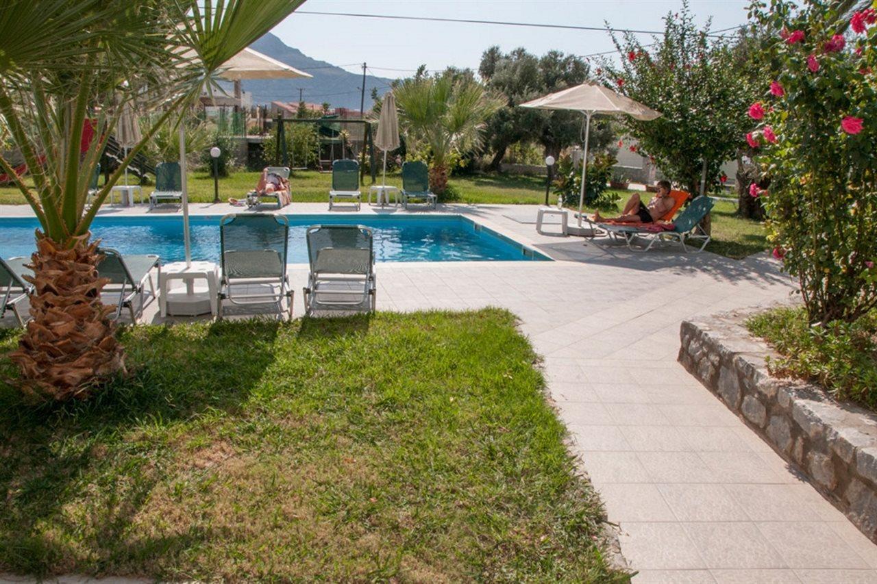 Manolis Apartments Плакиас Екстериор снимка